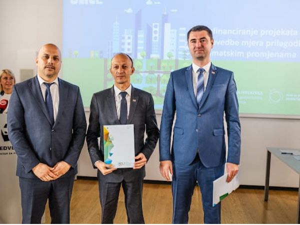 Župan Petry preuzeo od Fonda za zaštitu okoliša i energetsku učinkovitost Ugovor vrijedan 350 tisuća eura za obnovu Parka senjskih književnika Župan Petry preuzeo od Fonda za zaštitu okoliša i energetsku učinkovitost Ugovor vrijedan 350 tisuća eura za obnovu Parka senjskih književnika