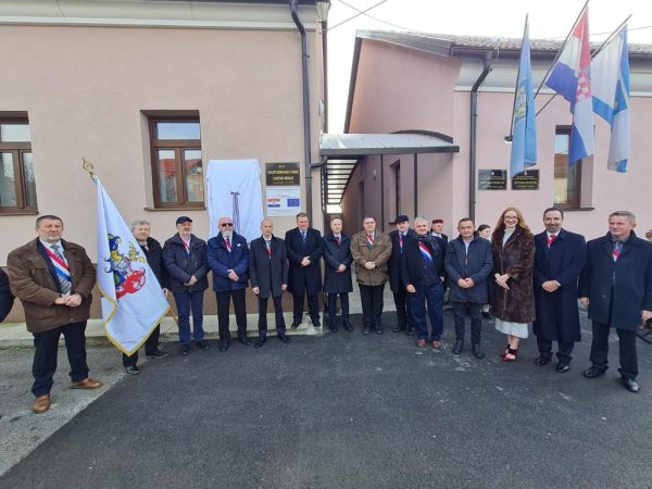Otkrivena spomen ploča i održana izložba u čast Eugenu Lesselu Zmaju Brinjskom Otkrivena spomen ploča i održana izložba u čast Eugenu Lesselu Zmaju Brinjskom