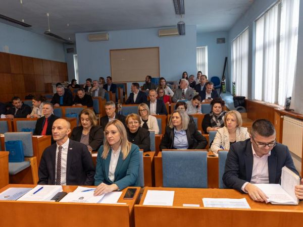 Sazvana XXI. sjednica Županijske skupštine Ličko-senjske županije. Na dnevnom redu zahtjev za sanacijom Doma za starije osobe Ličko-senjske županije Sazvana XXI. sjednica Županijske skupštine Ličko-senjske županije. Na dnevnom redu zahtjev za sanacijom Doma za starije osobe Ličko-senjske županije