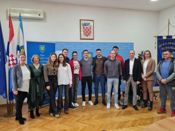 Župan Petry potpisao ugovore o stipendiranju s 10 studenata iz Ličko-senjske županije Župan Petry potpisao ugovore o stipendiranju s 10 studenata iz Ličko-senjske županije