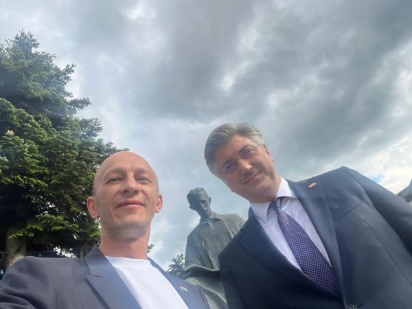 Plenković u Gospiću predstavio tim za unutarstranačke izbore u HDZ-u Plenković u Gospiću predstavio tim za unutarstranačke izbore u HDZ-u