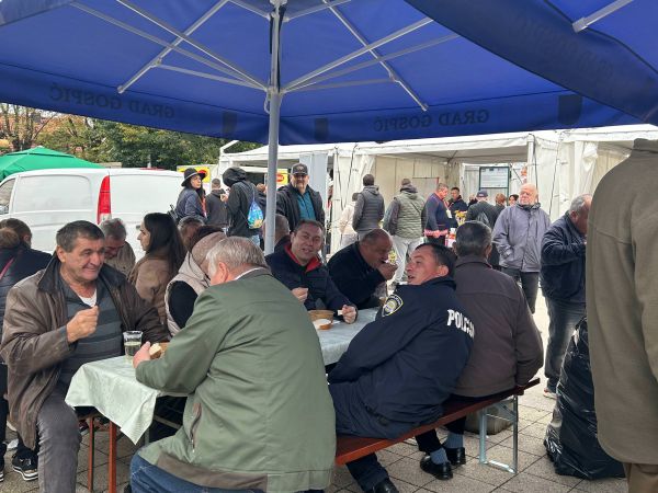 Lovački savez Ličko-senjske županije oduševio s besplatnim porcijama gulaša na manifestaciji “Jesen u Lici” Lovački savez Ličko-senjske županije oduševio s besplatnim porcijama gulaša na manifestaciji “Jesen u Lici”