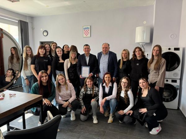 Gradonačelnik Bukovac posjetio frizerski praktikum Srednje škole Otočac