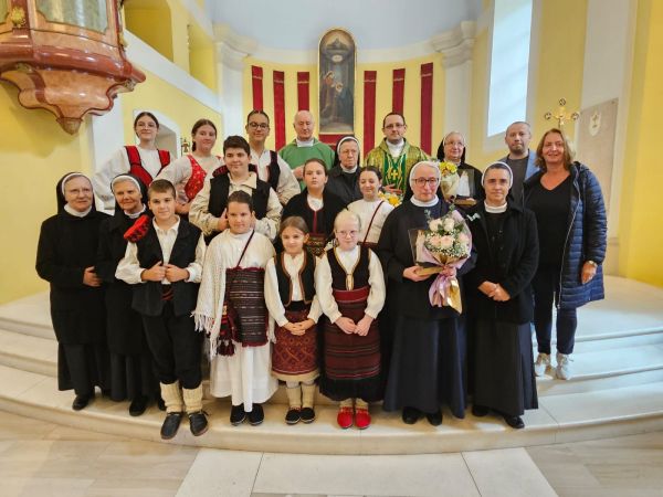 Proslavljena misa zahvalnica za plodove zemlje te za oproštaj sestara Družbe Presvetog Srca Isusova u Gospiću Proslavljena misa zahvalnica za plodove zemlje te za oproštaj sestara Družbe Presvetog Srca Isusova u Gospiću