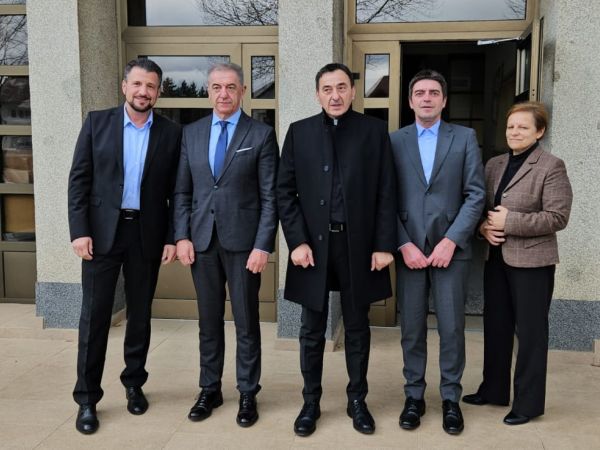Gradonačelnik Darko Milinović sa zamjenikom i suradnicima upriličio prijem imenovanog biskupa mons. Marka Mede Gradonačelnik Darko Milinović sa zamjenikom i suradnicima upriličio prijem imenovanog biskupa mons. Marka Mede