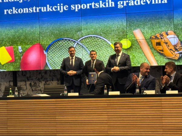 Gradonačelnik Bukovac potpisao Ugovor o obnovi teniskih igrališta u Otočcu