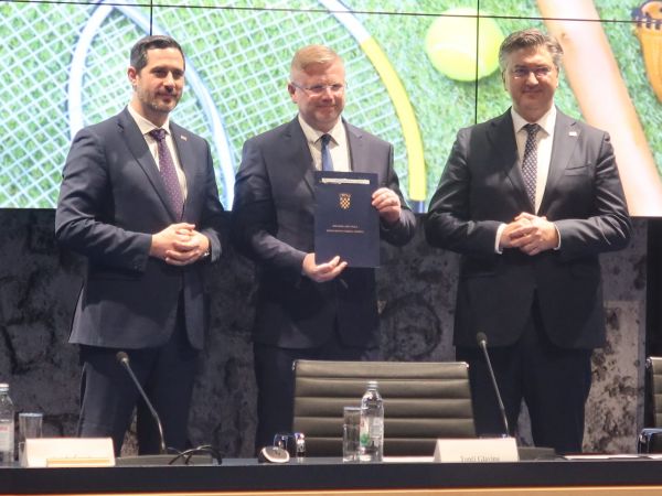 Načelnik Karlobaga Boris Smojver potpisao ugovor za obnovu igrališta “Laktinac”