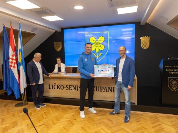 Župan Petry uručio nagrade za postignute rezultate Muškog košarkaškog kluba Gospić, zaključeni i ugovori o stipendiranju mladih sportaša