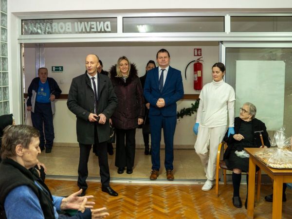 Župan Petry posjetio Dom za starije i nemoćne osobe u Gospiću Župan Petry posjetio Dom za starije i nemoćne osobe u Gospiću