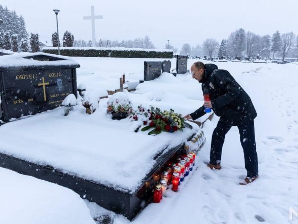 Treća godišnjica smrti Milana Kolića: Župan Petry odao počast polaganjem cvijeća i paljenjem svijeće