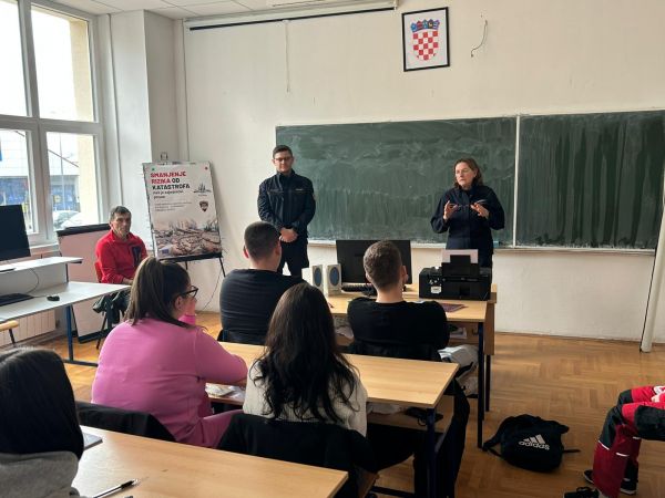 Obilježen Europski dan broja 112: Maturanti u Gospiću učili o sustavu civilne zaštite i volontiranju