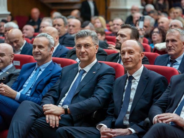 FOTO/36 godina HDZ-a u Lici: Plenković: Lika je strateški stup stabilnosti Hrvatske; Petry: Ostajemo neosvojiva utvrda pobjedničkog zajedništva