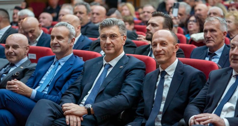 Najbolje iz Like - FOTO/36 godina HDZ-a u Lici: Plenković: Lika je strateški stup stabilnosti Hrvatske; Petry: Ostajemo neosvojiva utvrda pobjedničkog zajedništva