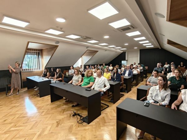 U Gospiću održana javnozdravstvena tribina „Knjiga kao glas upozorenja”