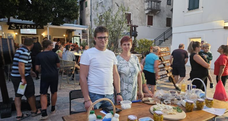 Najbolje iz Like - Lička seljačka tržnica obogatila ljetnu večer u Karlobagu