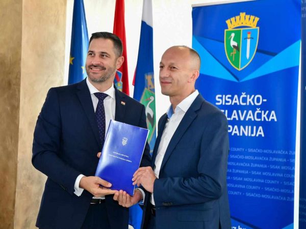 Ministar Glavina uručio vrijedan ugovor županu Petryju na sastanku Vlade RH i župana Ministar Glavina uručio vrijedan ugovor županu Petryju na sastanku Vlade RH i župana