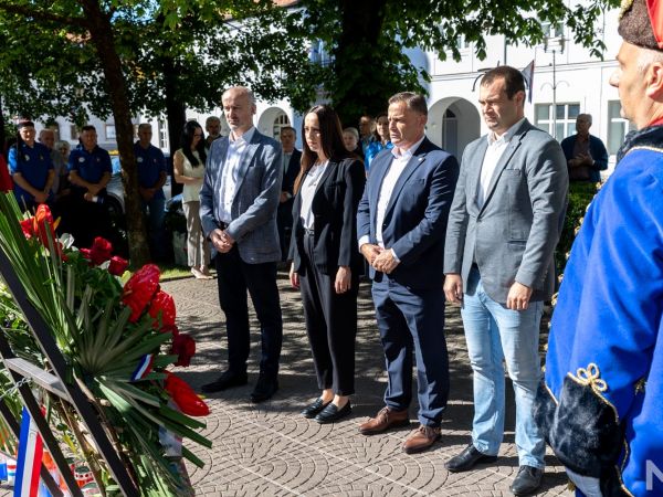 Polaganjem vijenaca i molitvom obilježen Dan državnosti Republike Hrvatske u Gospiću