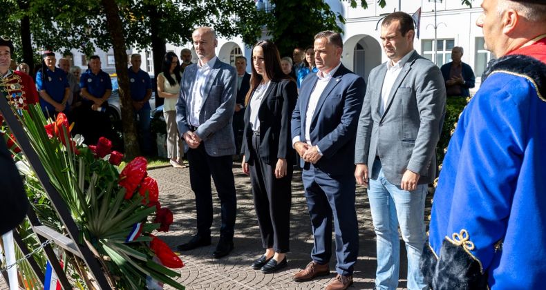 Najbolje iz Like - Polaganjem vijenaca i molitvom obilježen Dan državnosti Republike Hrvatske u Gospiću