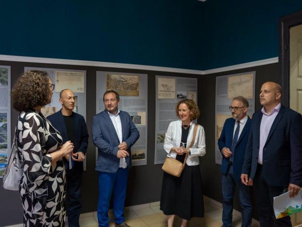 Vlada RH dodijelila Državnom arhivu u Gospiću gotovo milijun eura za energetsku obnovu zgrade i 350.000 eura za izgradnju novog arhivskog spremišta Vlada RH dodijelila Državnom arhivu u Gospiću gotovo milijun eura za energetsku obnovu zgrade i 350.000 eura za izgradnju novog arhivskog spremišta