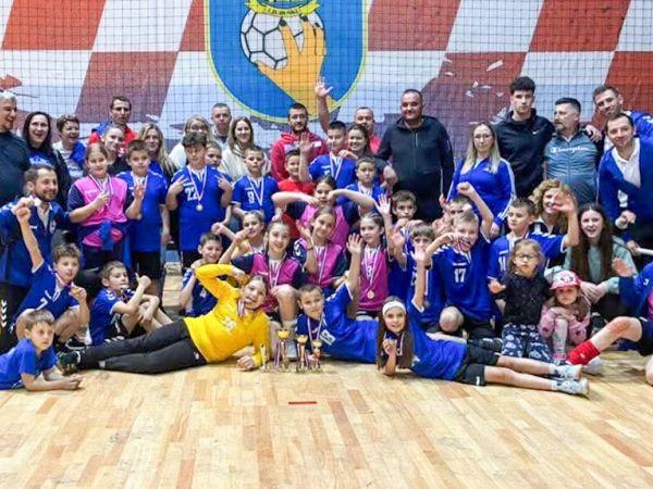 Mladi rukometaši Gospića osvojili tri medalje na međunarodnom turniru u Ljubuškom Mladi rukometaši Gospića osvojili tri medalje na međunarodnom turniru u Ljubuškom