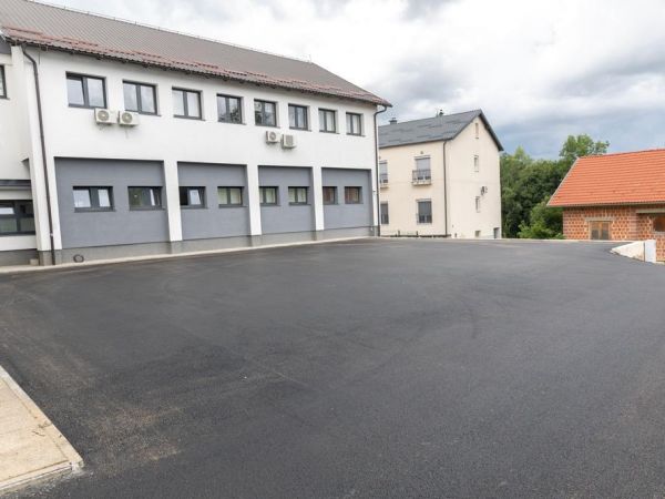 Uređeno parkiralište u dvorištu Doma zdravlja Gospić Uređeno parkiralište u dvorištu Doma zdravlja Gospić
