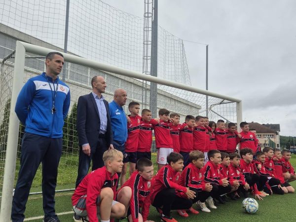 Udruzi “Pokreni se“ i NK Otočac dodijeljena sportska oprema u sklopu programa “Jednake mogućnosti u sportu svima“