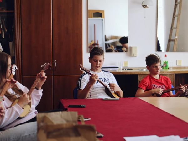 Započela radionica sviranja dangubice u Otočcu Započela radionica sviranja dangubice u Otočcu
