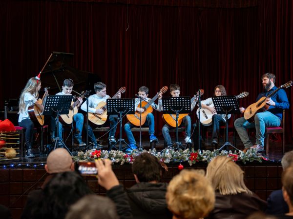 FOTO / Učenici Osnovne glazbene škole u Gospiću održali čaroban božićni koncert FOTO / Učenici Osnovne glazbene škole u Gospiću održali čaroban božićni koncert