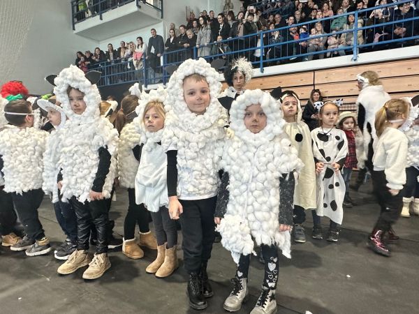 Vrtićke skupine DV “Pahuljica” Gospić nastupile na tradicionalnom maskenbalu Vrtićke skupine DV “Pahuljica” Gospić nastupile na tradicionalnom maskenbalu