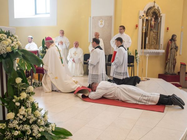 Svečano euharistijsko slavlje u Gospiću: Karlo Špoljarić započinje svoje svećeničko poslanje