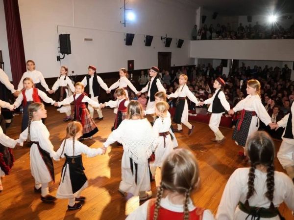 Otočac domaćin 6. Smotre dječjeg izvornog folklora Otočac domaćin 6. Smotre dječjeg izvornog folklora