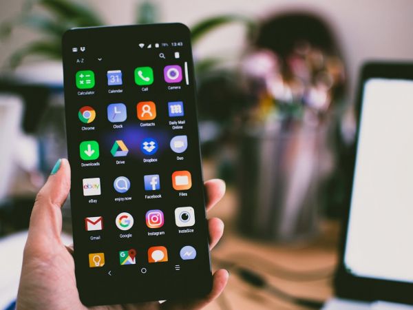Hrvatska pošta upozorava: Ne nasjedajte na lažne SMS poruke o paketima!