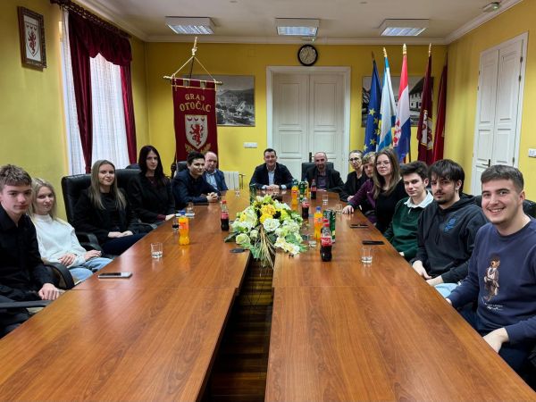 Gradonačelnik Bukovac primio učenike Srednje škole Otočac povodom uspjeha na finalu Nacionalne kviz lige Gradonačelnik Bukovac primio učenike Srednje škole Otočac povodom uspjeha na finalu Nacionalne kviz lige