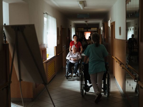 Nedostatak domova za starije: Novi javni poziv prilika za lokalne vlasti