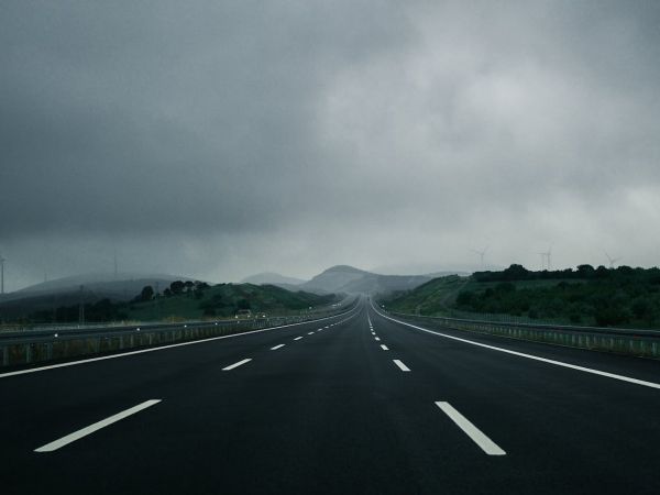 Orkanska bura podno Velebita zatvorila dio A1, gužve i prekidi linija