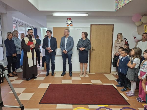 Blagoslovljene nove prostorije za dodatne skupine jasličke djece u Dječjem vrtiću Pahuljica u Gospiću Blagoslovljene nove prostorije za dodatne skupine jasličke djece u Dječjem vrtiću Pahuljica u Gospiću
