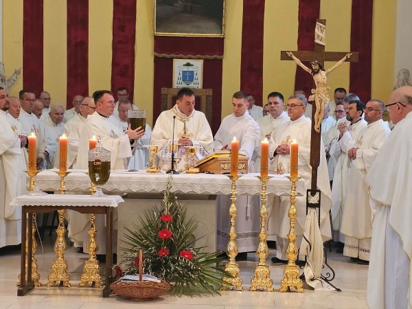 Velika srijeda u Gospiću: Biskup Marko Medo predvodio Misu posvete ulja u Katedrali Navještenja BDM Velika srijeda u Gospiću: Biskup Marko Medo predvodio Misu posvete ulja u Katedrali Navještenja BDM