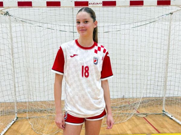 Povijesni uspjeh za gospićki rukomet – Sara Vukelić prva igračica kluba u hrvatskoj reprezentaciji!