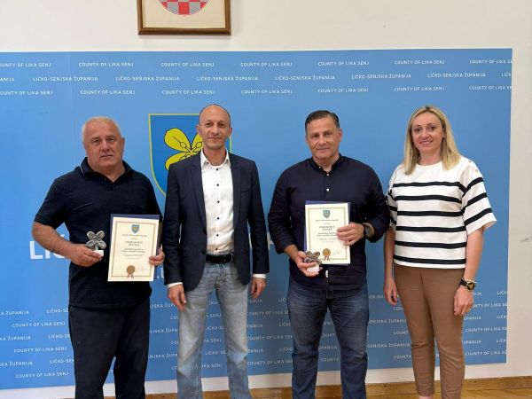 Zahvalnice župana Petryja Zajednici sportova i Turističkoj zajednici za suradnju i razvoj Ličko-senjske županije Zahvalnice župana Petryja Zajednici sportova i Turističkoj zajednici za suradnju i razvoj Ličko-senjske županije