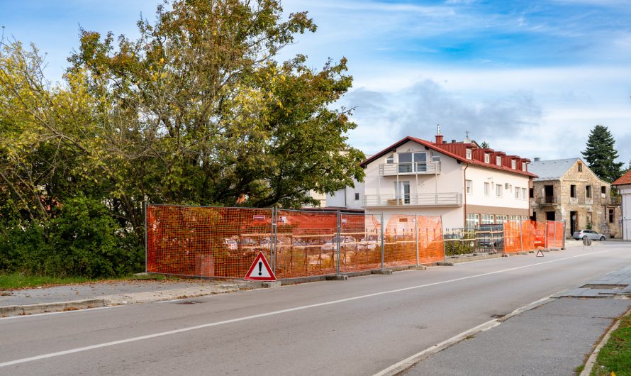 [FOTO] Grad Gospić uložio sredstva za sanaciju mosta i obnovu dječjeg parka: Poboljšanje kvalitete života građana