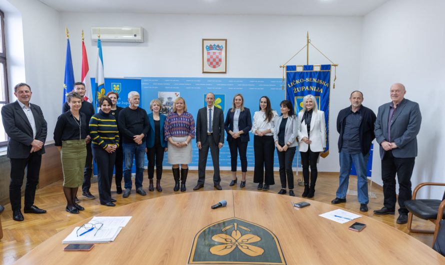 VIDEO U Ličko-senjskoj županiji potpisani ugovori za Školsku shemu: Zdrava prehrana u fokusu školske godine 2023./2024.