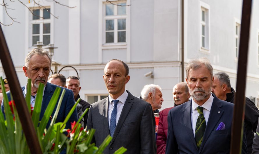 FOTO Ličko-senjski župan Ernest Petry sudjelovao na obilježavanju 32. godišnjice osnutka 71.bojne Vojne policije u Gospiću