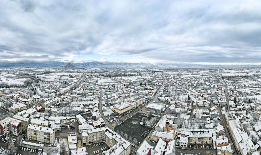 Snijeg zabijelio Gospić: Početak Adventa u Gospiću kao iz snova! Pogledajte fotografije iz zraka