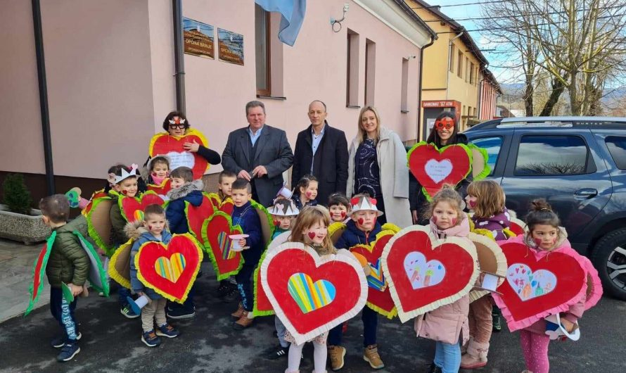 Župan Ernest Petry i načelnik Fumić prisustvovali maskenbalu Dječjeg Vrtića Tratinčica u Brinju