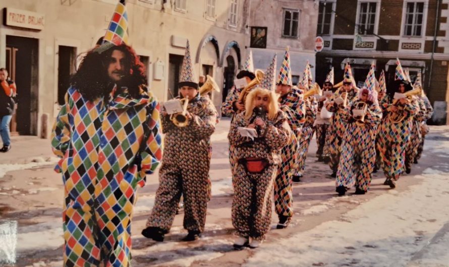 Gradska knjižnica Senj poziva na maškarano druženje i otvorenje foto izložbe “Senjski muzikanti i bali i karnevali”