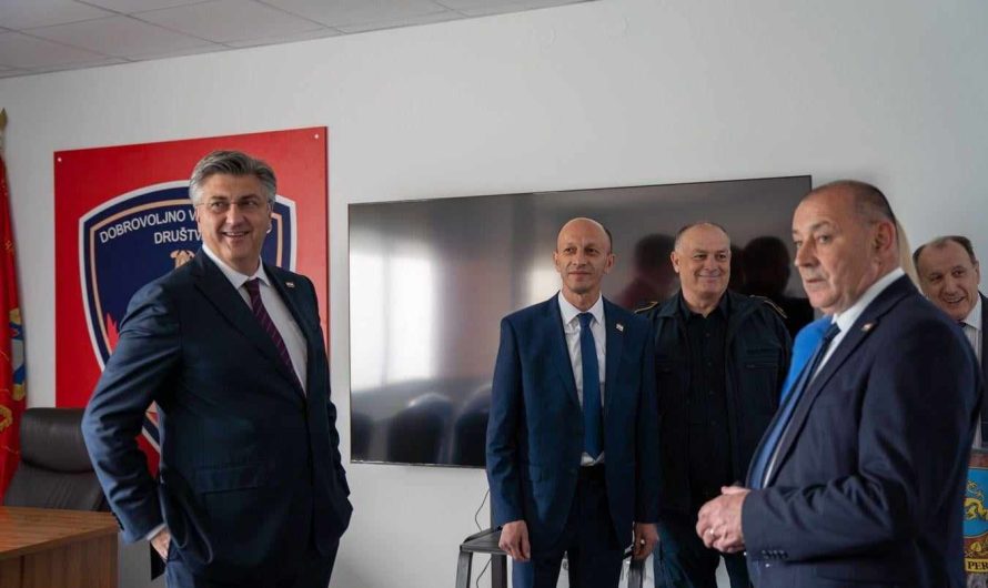 Premijer Plenković obišao novouređeni Vatrogasni dom u Perušiću