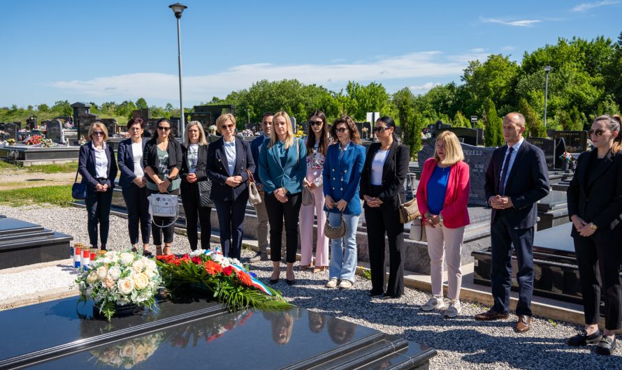 Obilježavanje Dana Ličko-senjske županije započelo odavanjem počasti dr. Anti Starčeviću, pokojnim županima Anti Frkoviću i Milanu Koliću te prvom ličko-krbavskom velikom županu Marku Kasumoviću 