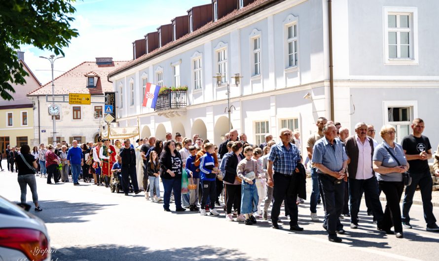 FOTO / U Gospiću održani procesija i sveta misa povodom blagdana Tijelova