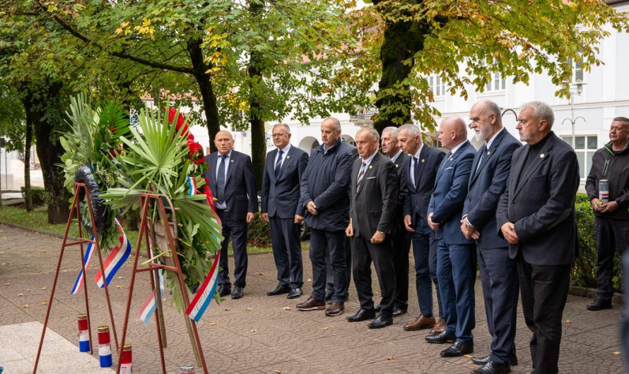 FOTO / Vodstvo Hrvatskog generalskog zbora odalo počast herojima Domovinskog rata u Gospiću