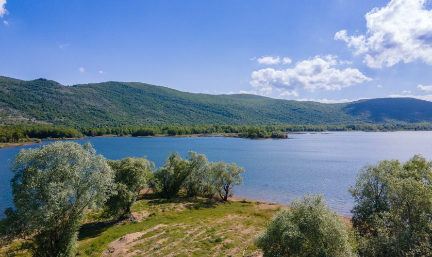 Jezero Štikada pokraj Gračaca – oaza mira za idealan izlet u prirodu